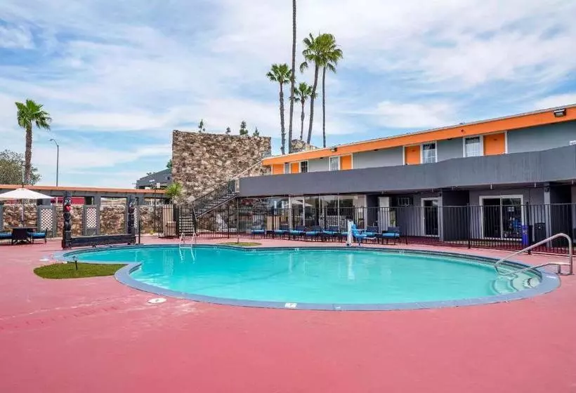 Hotel Clarion Pointe Fresno Near Yosemite