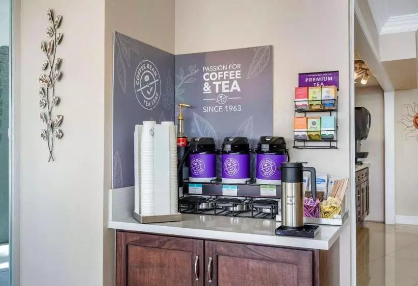 Hotel Clarion Pointe Fresno Near Yosemite