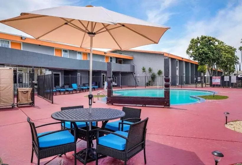 Hotel Clarion Pointe Fresno Near Yosemite