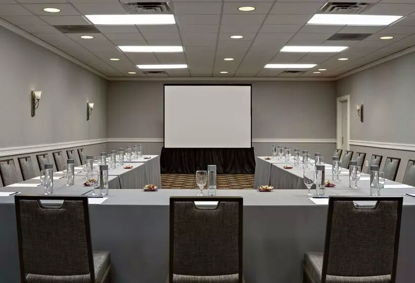 Doubletree By Hilton Fairfield Hotel & Suites