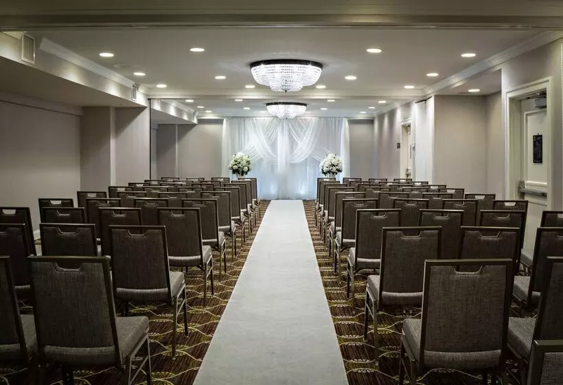 Doubletree By Hilton Fairfield Hotel & Suites