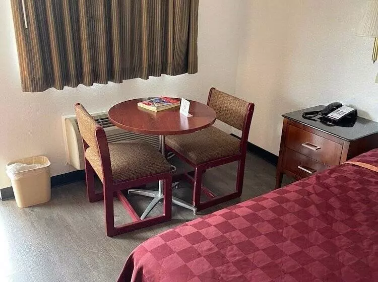 فندق Farmington Inn