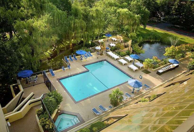 בית מלון כפרי Hilton Bellevue