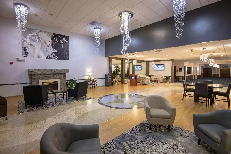 בית מלון כפרי Ramada By Wyndham Cedar Rapids