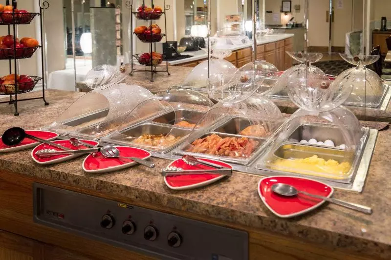 בית מלון כפרי Ramada By Wyndham Cedar Rapids