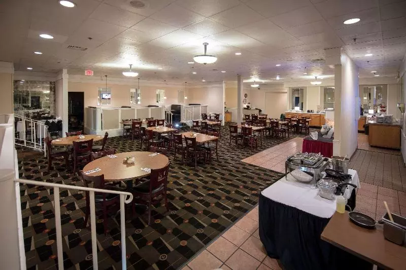 בית מלון כפרי Ramada By Wyndham Cedar Rapids