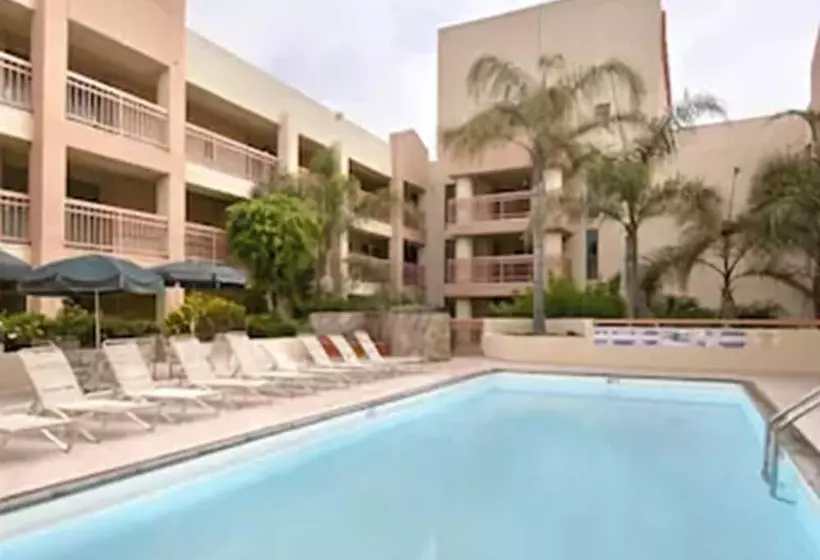 فندق Ramada by Wyndham Hawthorne LAX / LA Stadium