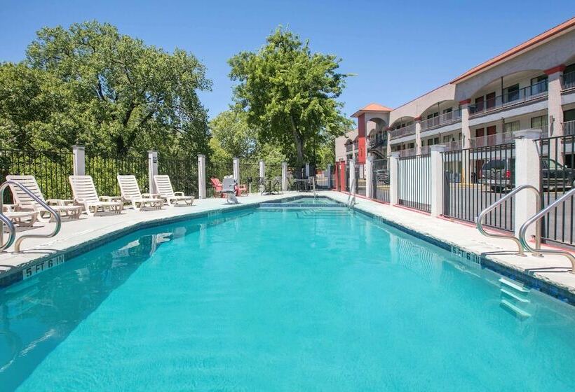 Hotel Super 8 By Wyndham Austin University/downtown Area