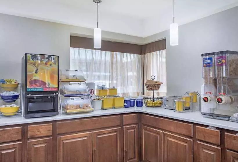 مُتل Days Inn By Wyndham Elmsford