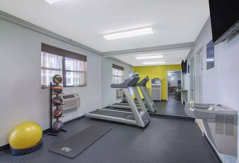 مُتل Days Inn By Wyndham Elmsford