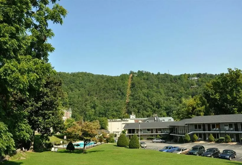 منتجع Four Seasons Motor Lodge