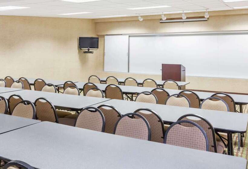 فندق Baymont By Wyndham Elkhart