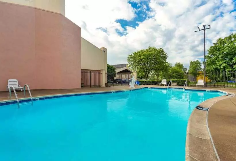 Hotel Baymont By Wyndham Elkhart