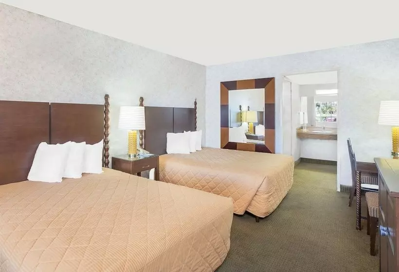 Szálloda Days Inn By Wyndham Fresno Central