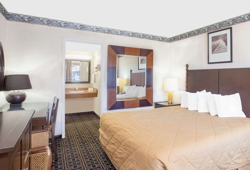 هتل Days Inn By Wyndham Fresno Central