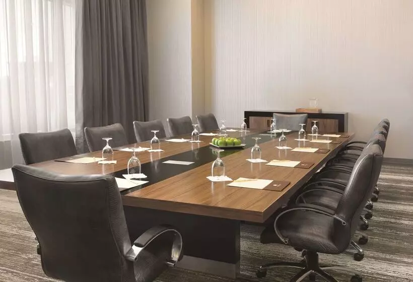 Hotel Doubletree By Hilton  Cedar Rapids Convention Complex