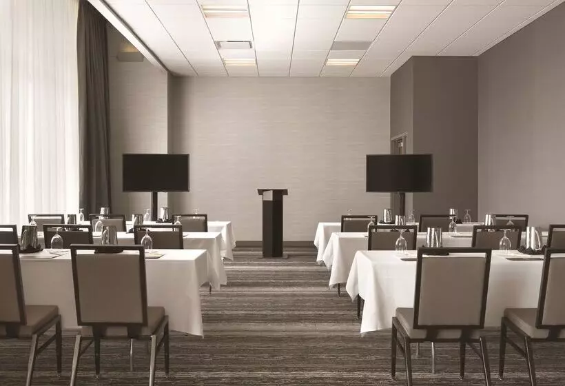 Hotel Doubletree By Hilton  Cedar Rapids Convention Complex