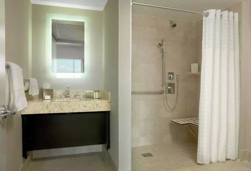 Hotel Doubletree By Hilton  Cedar Rapids Convention Complex