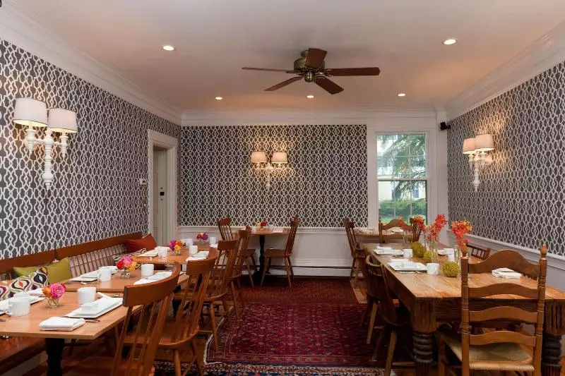 Отель Kennebunkport Captains Collection