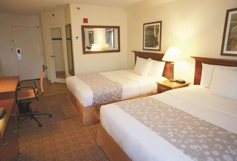 Отель La Quinta By Wyndham Stamford / New York City