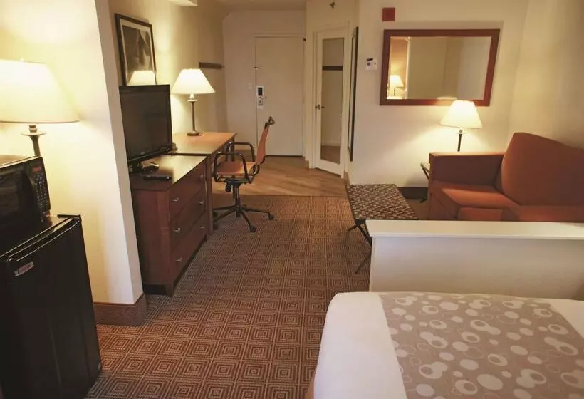 Отель La Quinta By Wyndham Stamford / New York City