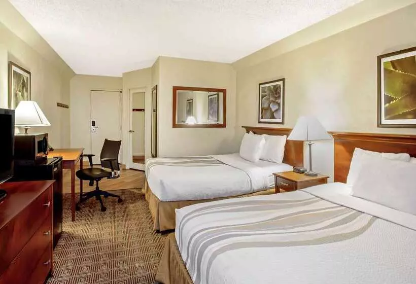Отель La Quinta By Wyndham Stamford / New York City