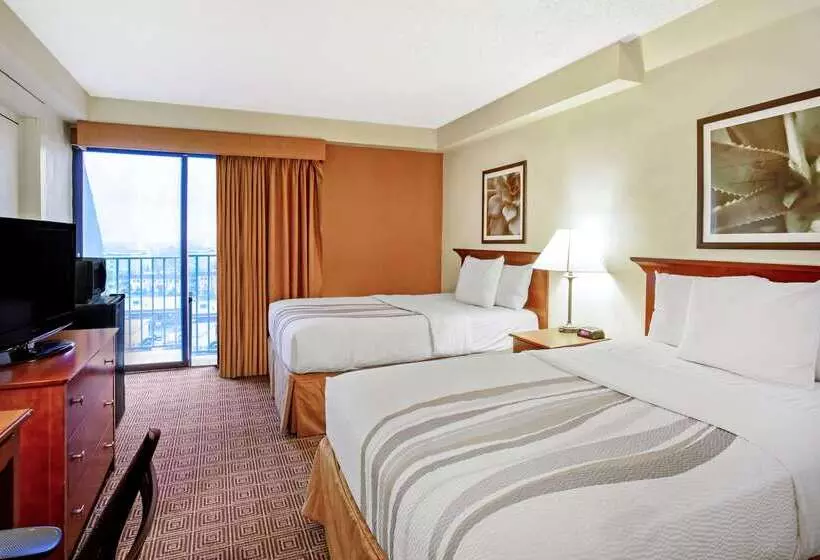 Отель La Quinta By Wyndham Stamford / New York City
