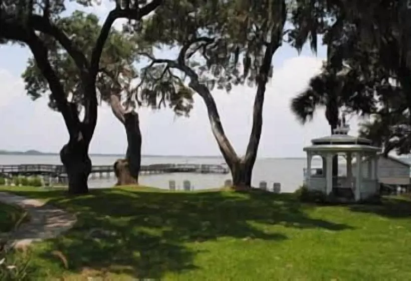 فندق Lakeside Inn On Lake Dora