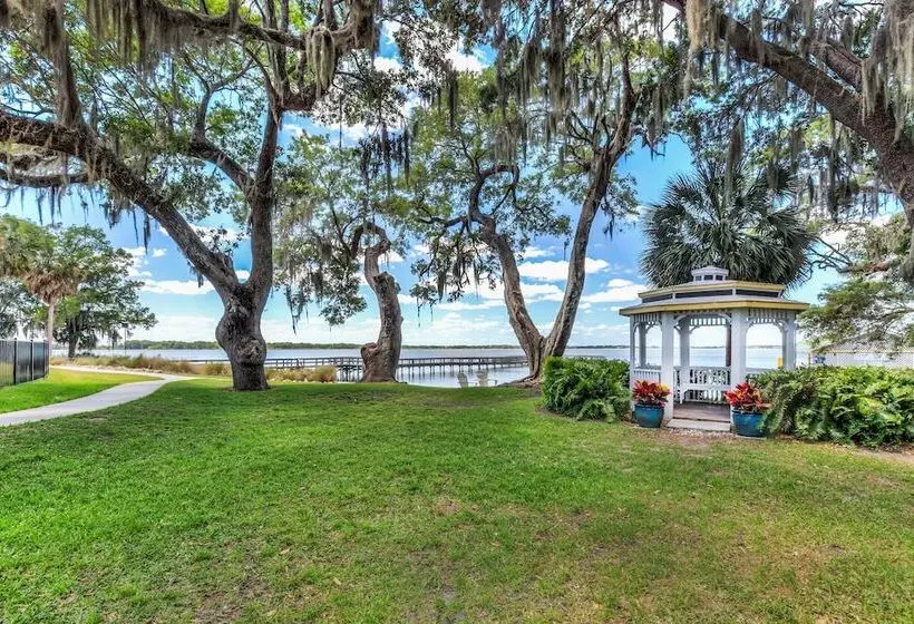 فندق Lakeside Inn On Lake Dora