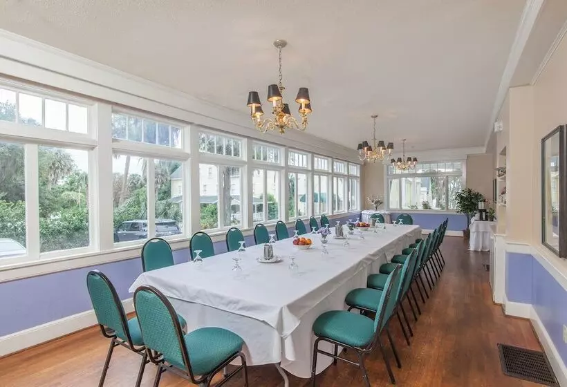 فندق Lakeside Inn On Lake Dora