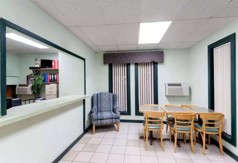 Motel Super 8 By Wyndham Raton