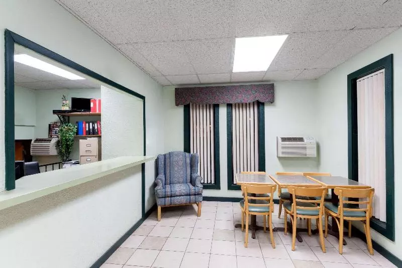 Motel Super 8 By Wyndham Raton