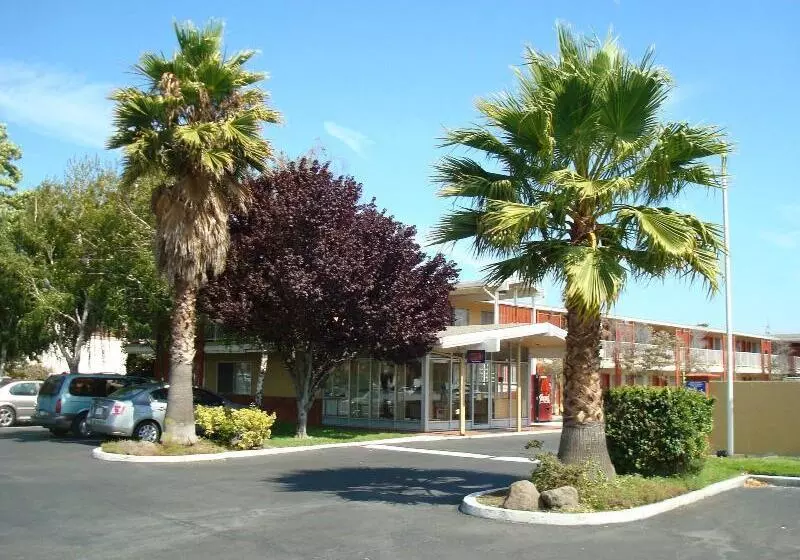 בית מלון כפרי Heritage Inn