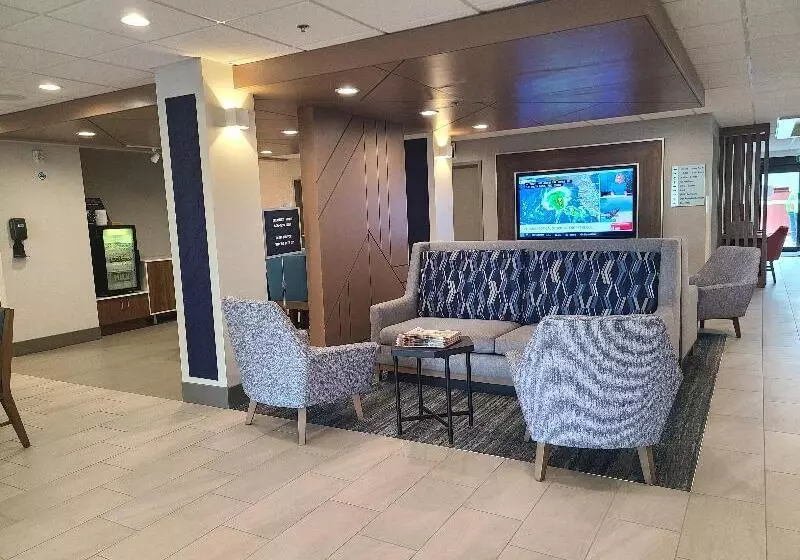 Отель Holiday Inn Express Fort Lauderdale North   Executive Airport, An Ihg