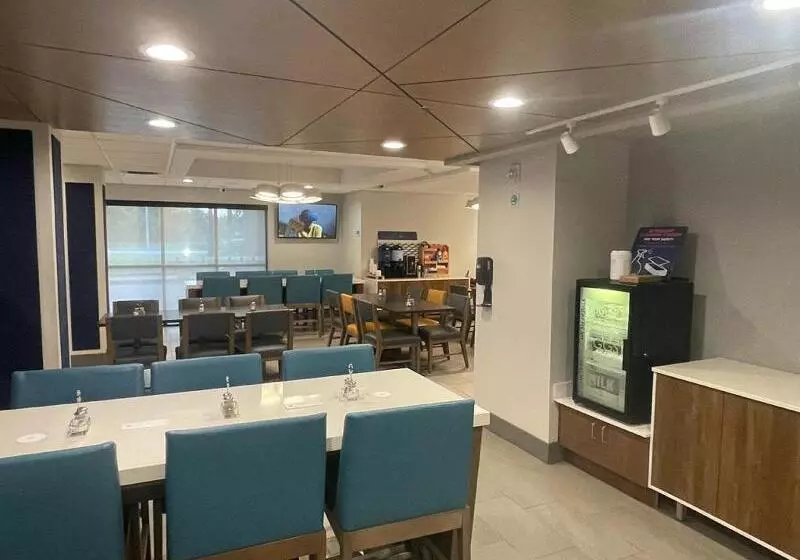 Отель Holiday Inn Express Fort Lauderdale North   Executive Airport, An Ihg