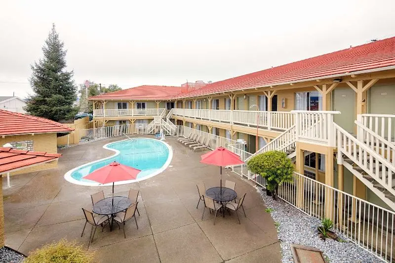 هتل Red Lion Inn & Suites Redding
