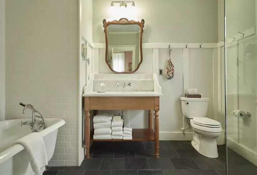 هتل The Red Lion Inn