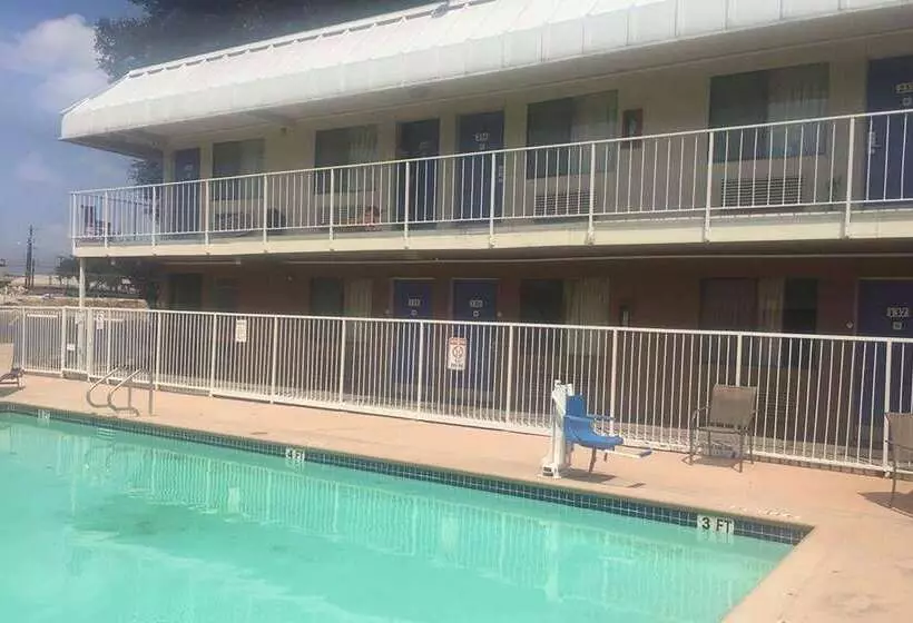 Hotelli Travelodge By Wyndham San Antonio Lackland Afb North