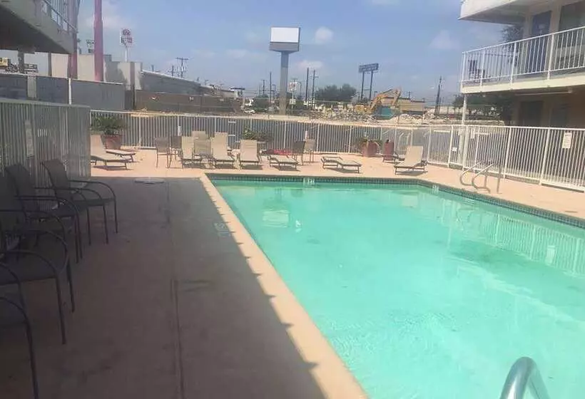 Hotelli Travelodge By Wyndham San Antonio Lackland Afb North