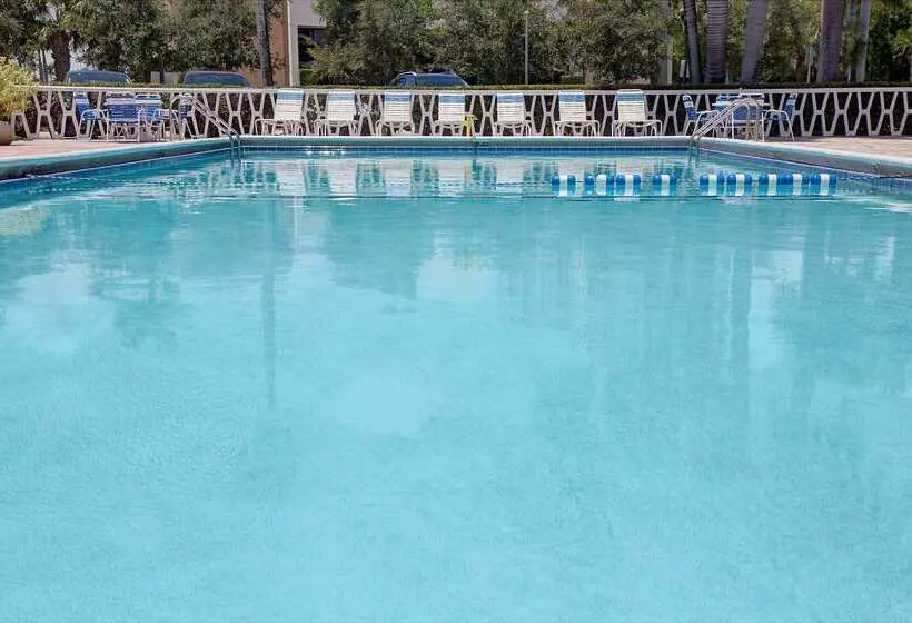 فندق على الطريق Knights Inn Hallandale