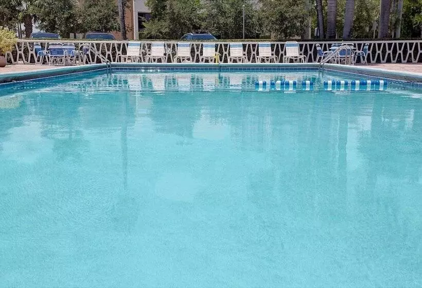 فندق على الطريق Knights Inn Hallandale