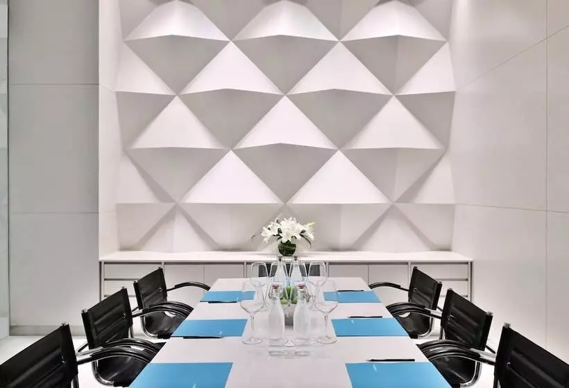 Отель Le Méridien New Delhi