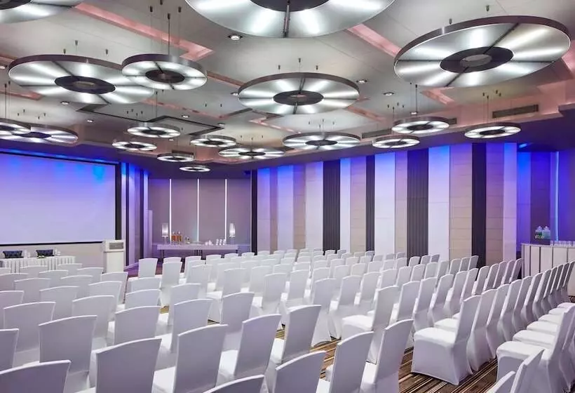 Отель Le Méridien New Delhi