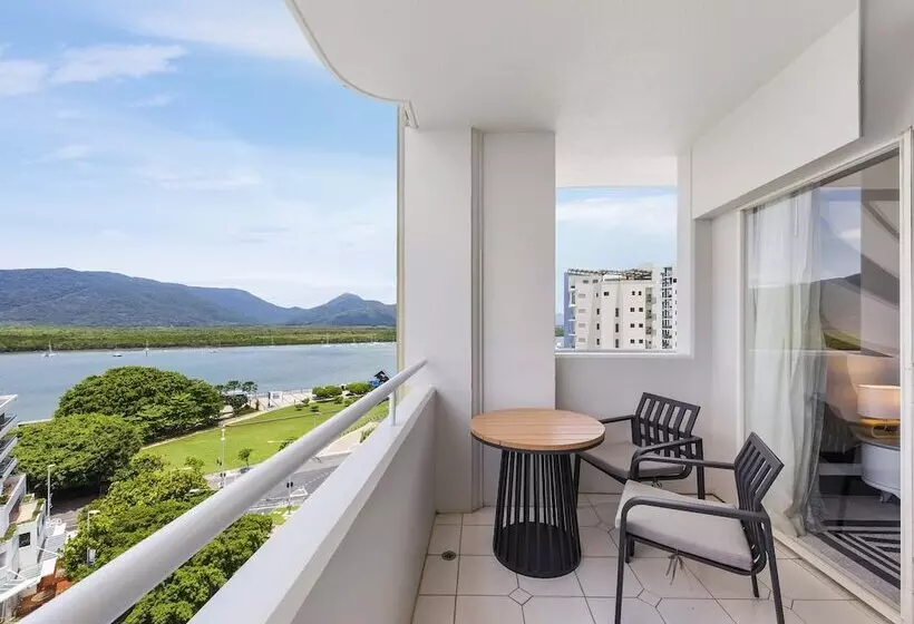 בית מלון כפרי Pullman Cairns International