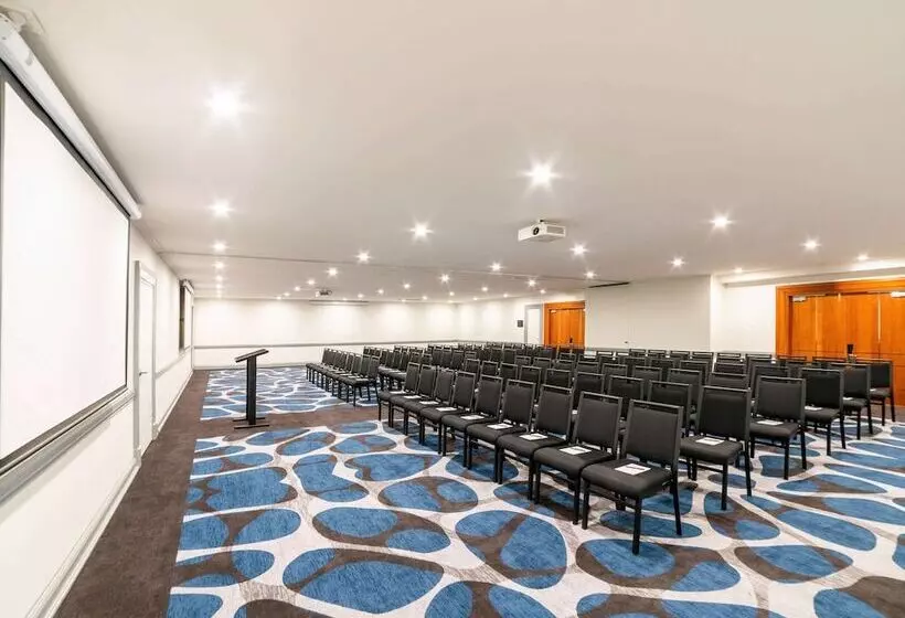 בית מלון כפרי Pullman Cairns International