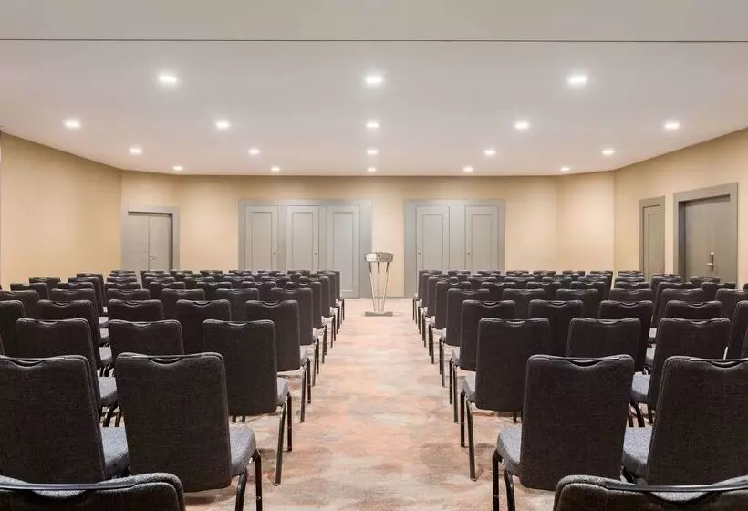 Отель NH Collection Brussels Grand Sablon