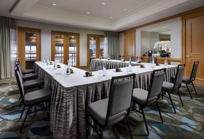 فندق Fairmont Waterfront