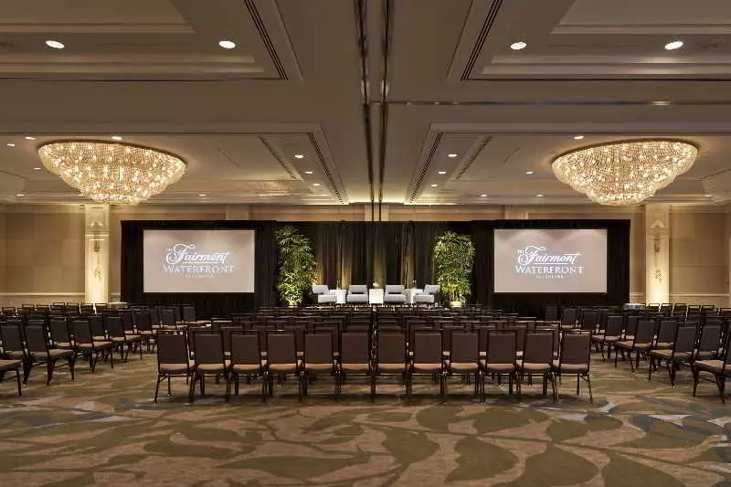 فندق Fairmont Waterfront