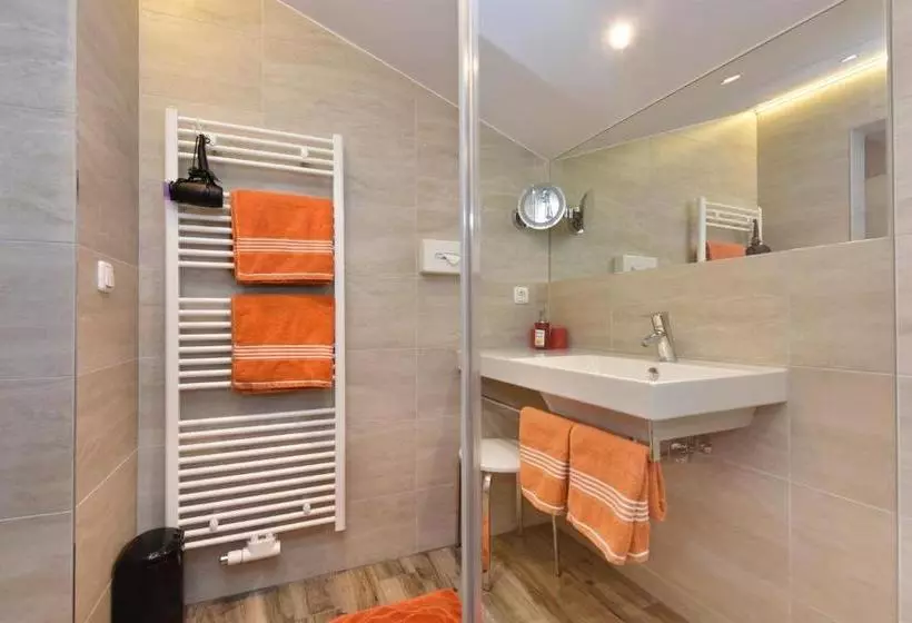 ホテル Gasthaus & Pension Alphorn