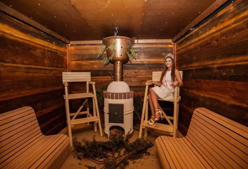 Отель Three Horseshoes Country Inn